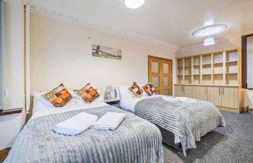 Spacious 4 Bedroom Home Near City Centre Sleeps 11 with Free Parking - Foto 3