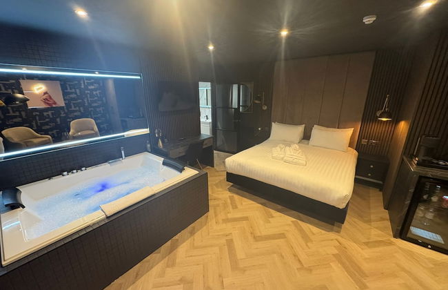 Secret Suites Lancaster - Photo 1