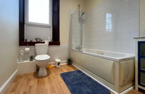 Spacious 2-Level Home by the Beach & Transport - Foto 17