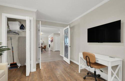 Spacious 4BR plus Den with Pool, Jacuzzi, BBQ, Near Strip - Foto 9