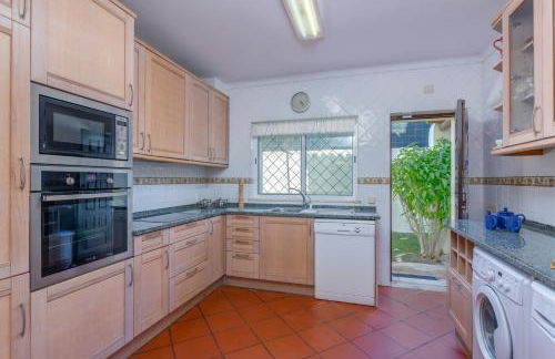 Beach villa Casa de Amanhã 450 mts to the beach with beautiful garden and heated saltwater pool - Foto 19