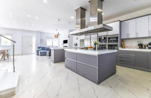 Casa Familiar 9 Pax, Smart TV, Centro, Playa, Café, AC - Foto 13