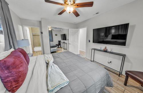 NEW! HUGE 5BR Mountain Views Game Room Hot Tub Lawn Games BBQ - Photo 32