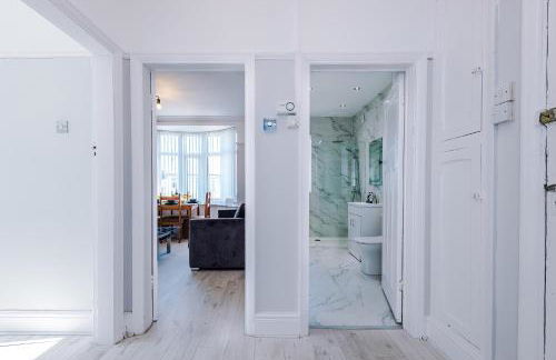 "Eastville Court Rhyl" by Greenstay Serviced Accommodation - A Cosy 2 Bedroom Bungalow with Parking, Dog Friendly, Close To Beaches, Shops & Restaurants - Ideal for Families, Friends, Couples & Business Travellers - Photo 13