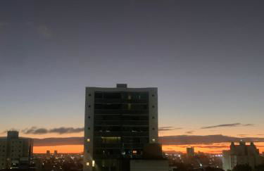 Sacada com ar, rede, pôr do sol, lareira e cinema no Candeias - Foto 21