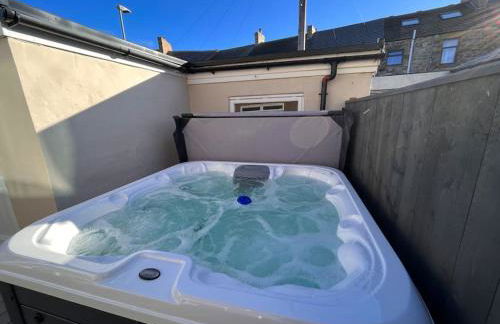 Amazing sea views and hot tub - Photo 32