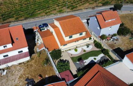 Charming House in Cortiçada with Balcony and Mountain View - Foto 35