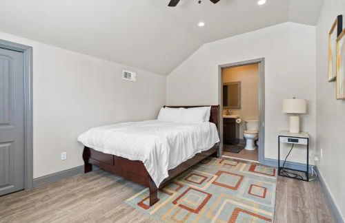 Spacious 4BR w Fenced Yard - Foto 11