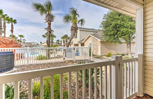 Sunny Townhome with Pool Access about 1 Mi to Beach - Foto 17