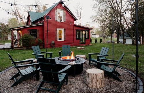 Charming Cabin with Hot Tub & Fire Pit - Foto 46