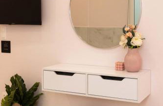 Almond Jacuzzi Suites - Private Jacuzzi - Self Check-In - Free & Easy Street Parking - Foto 16