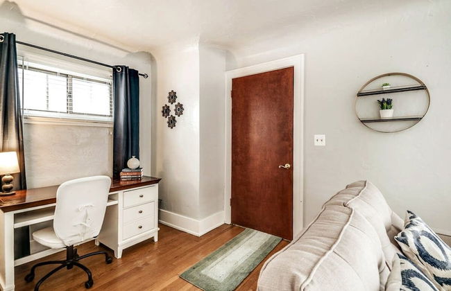 Shiny and Comfortable Oakland House 3 car Driveway - Photo 4