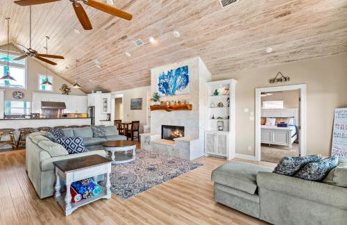 Beachfront Hideaway! Luxury Beachfront, SwimSpa, Game Room, Firepit by Bolivar Vacations - Foto 12