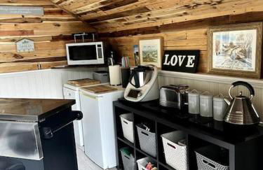 The Shed . A cosy, peaceful, 96% recycled, chalet. - Foto 6