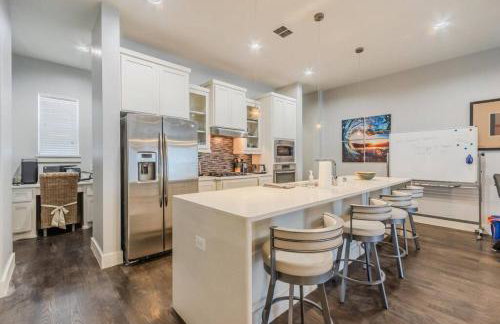 Stunning Townhome Near Uptown - Photo 5