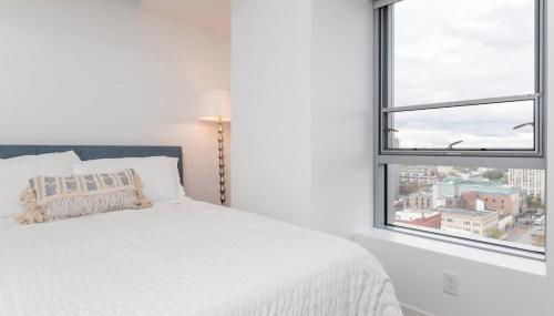 High Rise Retreat w City Skyline Views Shared Gym - Foto 5