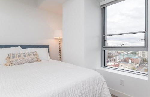 High Rise Retreat w City Skyline Views Shared Gym - Photo 5