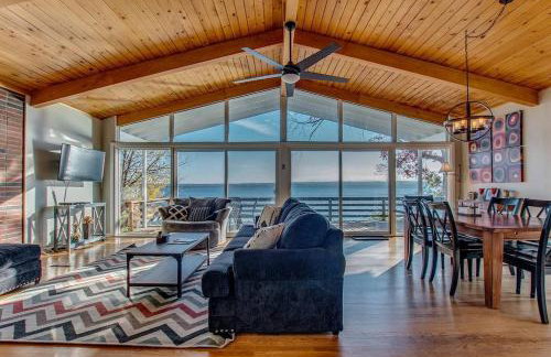 Waterfront retreat w/ wraparound deck & BBQ - Foto 1