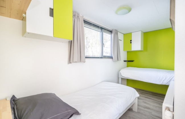 Chalet in Goedereede Near North Sea Beach - Photo 6