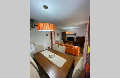 Casa adosada con porche, piscina y pista de pádel, junto al campo de golf - Foto 22