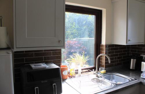 Superb Comfy 2 Bed House, Responsive & Caring Hosts Free WiFi & Parking, Close to MK Centre, Train Station, Santander, Network Rail by Webbhill Stays - Foto 22