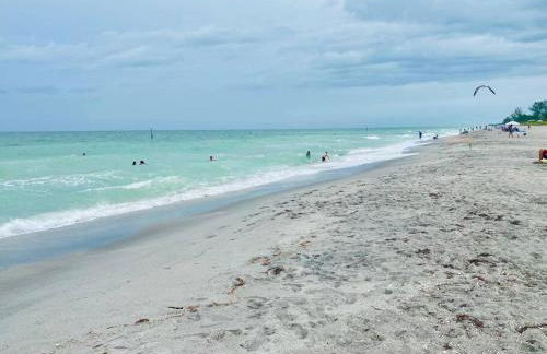 Heated Saltwater Pool Home Minutes to Beach - Foto 15