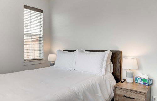 Scenic Modern Home with Private Patio & Fireplace - Foto 38