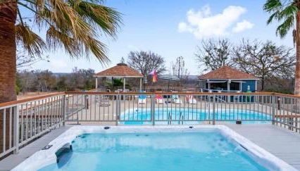 Scenic 5-Acre Retreat with Hot Tub Pool & Game Room - Foto 3