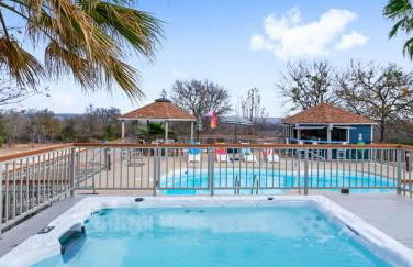 Scenic 5-Acre Retreat with Hot Tub Pool & Game Room - Foto 3