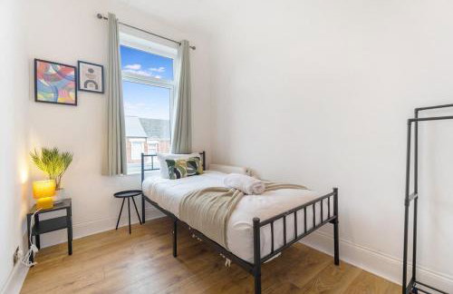 4BR House By Astra Residences Short Lets & Serviced Accommodation Stanley With Free Parking & Instant Booking - Foto 32