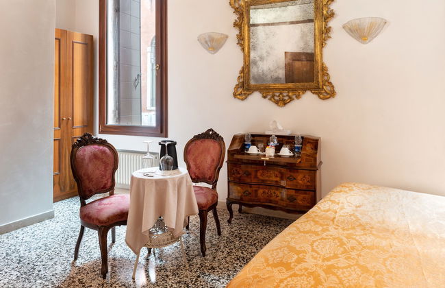 Luxury Venetian Rooms - Photo 5