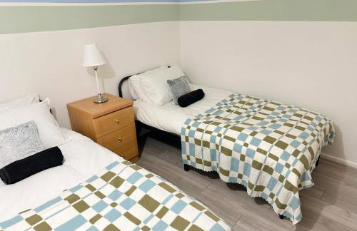 Spacious Luton Airport Accommodation - Perfect for Contractors, Families, Tourists & Long Stays - Foto 14