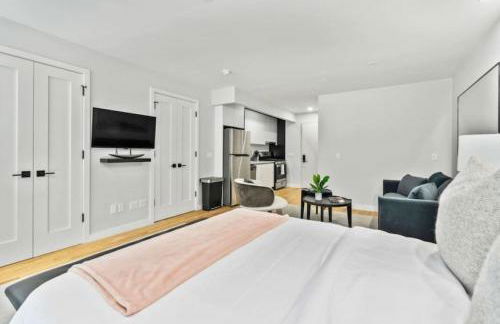 Luxe Studio with Charming Juliet Balcony - Foto 13