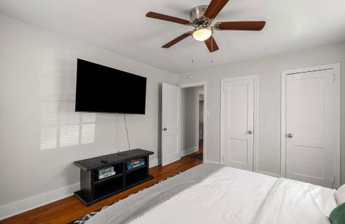 Cozy 4BR Home Pet Friendly Large Yard & Patio - Foto 32