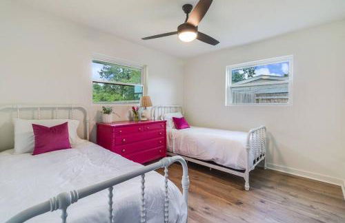 Central Lafayette location w/King Bed & Coffee Bar - Foto 14