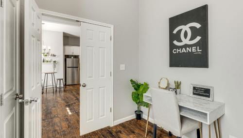 Walk to Parks and Dining Pet-Friendly Home with Yard! - Foto 2