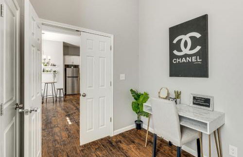 Walk to Parks and Dining Pet-Friendly Home with Yard! - Foto 2