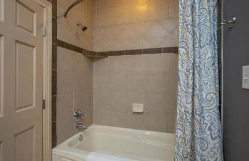 Brevard Basecamp · Brevard Basecamp fireplace in Primary BR - Foto 12