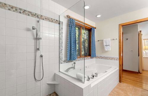 Spacious Home with Direct Pond Access! - Foto 21