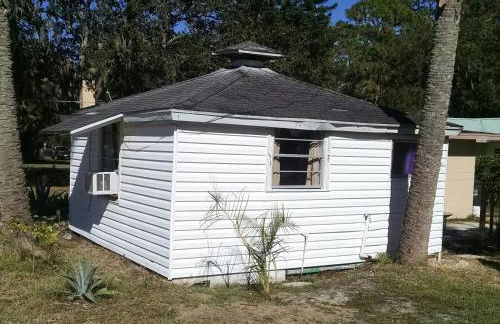 1 Beige Cozy Bungalow or 1 White Cozy Efficiency Cottage in Titusville - Foto 34