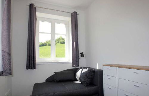 wassernahes Ferienhaus mit Meerblick und Schwimmbadnutzung in Sellin - Ferienhaus Rohrweihe - Foto 17