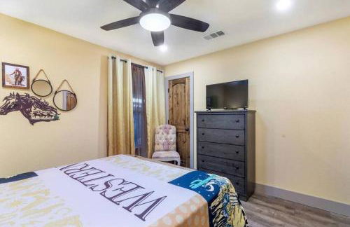 Stockyards 5 mins!-New!-Sleeps 8. Cowboy Bungalow - Foto 21
