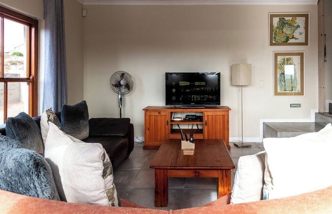 Serene Langebaan Getaway With Garden Views - Photo 11