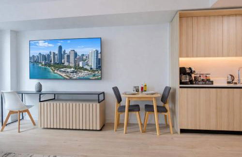 City Skyline Views & Rooftop Pool at District 225 - Foto 16