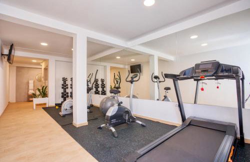 VILLA CVITA is a modern 5-bedroom villa with a Jacuzzi, a Gym and Finnish Sauna, a heated pool, and amazing views - Foto 11