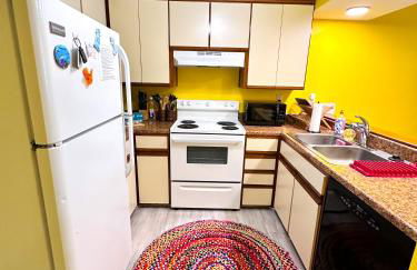 Stylish 2BR Condo Near Beach, Large Pool & Patio, Pet Friendly - Foto 12