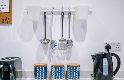 Stunning 3 Story Home, 3 x King Size Beds, Pool Table, Free Parking x2, Ping Pong - Foto 28