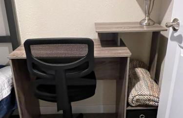 Peaceful Lakeside Retreat - Cozy 3BR Waterfront Home - Foto 19