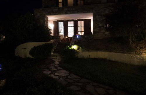 Tranquil Infinity Pool Getaway (private jacuzzi and steam bath, pool, garden, sea and city views) - Foto 4