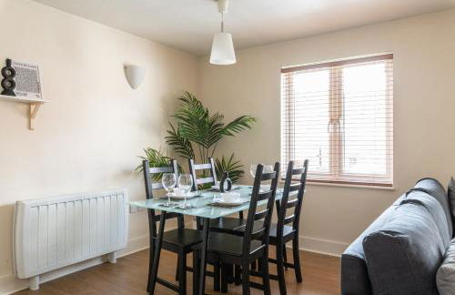 Spacious 2BR Flat - 2 Free Parking Spaces - Near LGW Airport - Foto 6